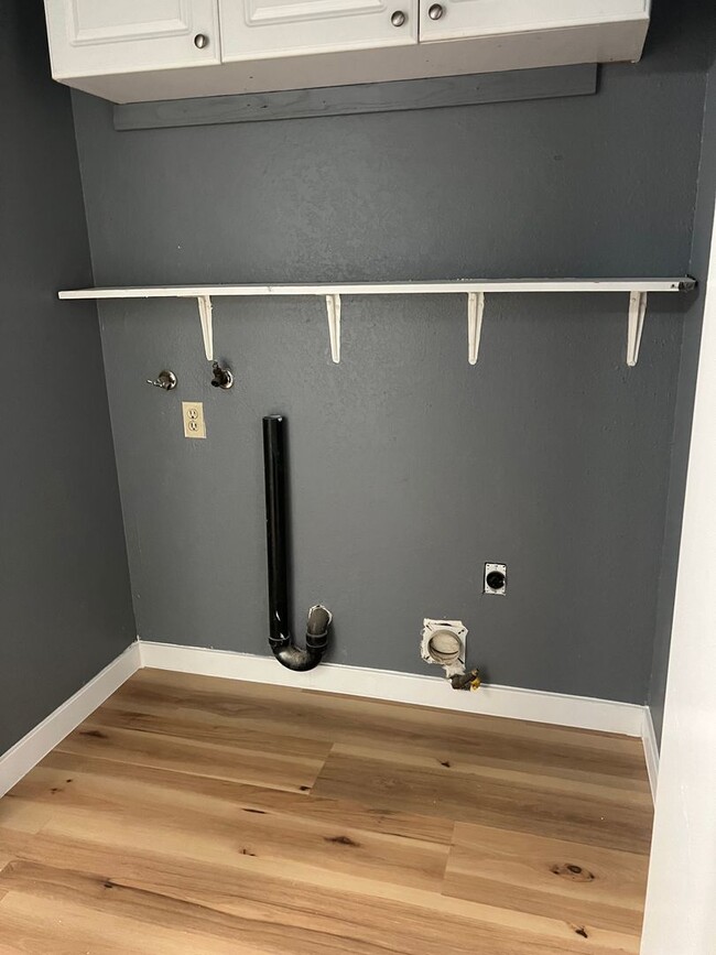 Building Photo - 4Bedroom House