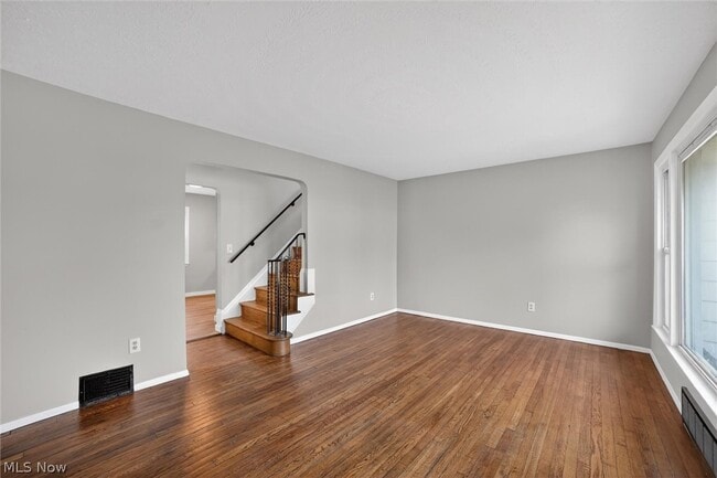 Building Photo - 303 S Green Rd