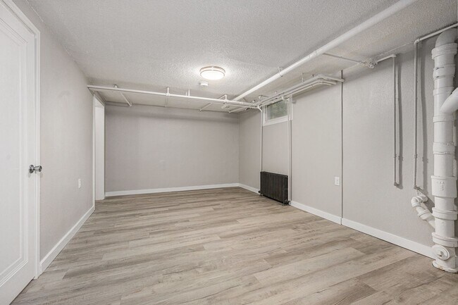 Building Photo - Spacious 1/BR Lower Level Unit- $799- Off ...