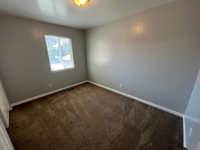 Building Photo - 7443 S Creek Rd