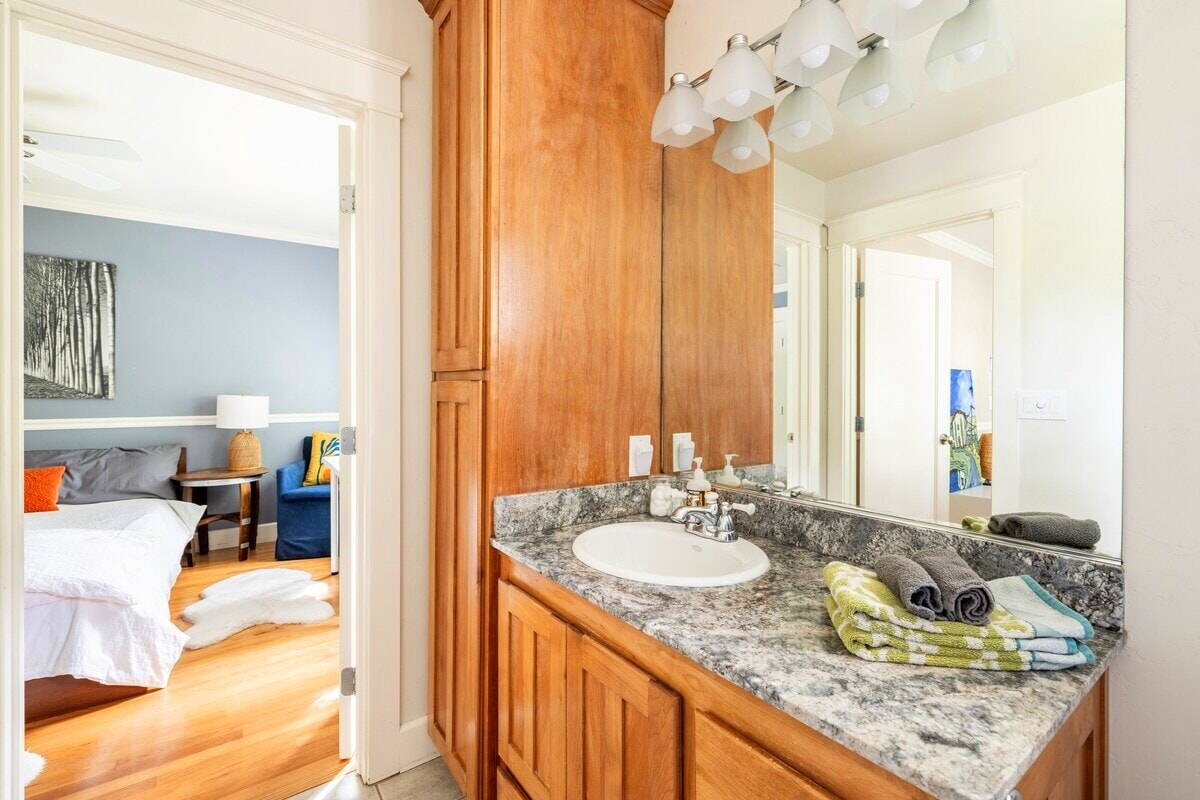 Front Bathroom - 165 Terrace St