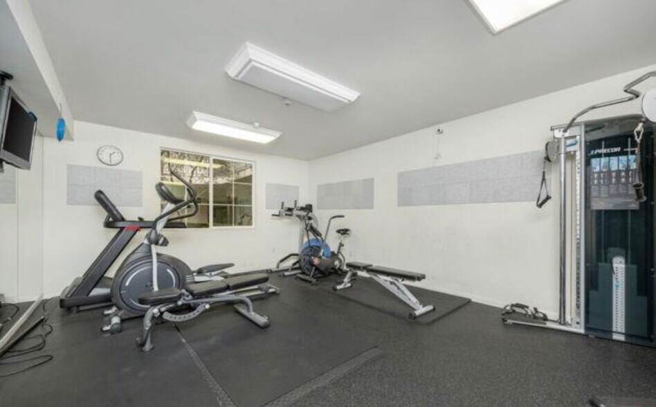 Building Photo - 1625 Granville Ave