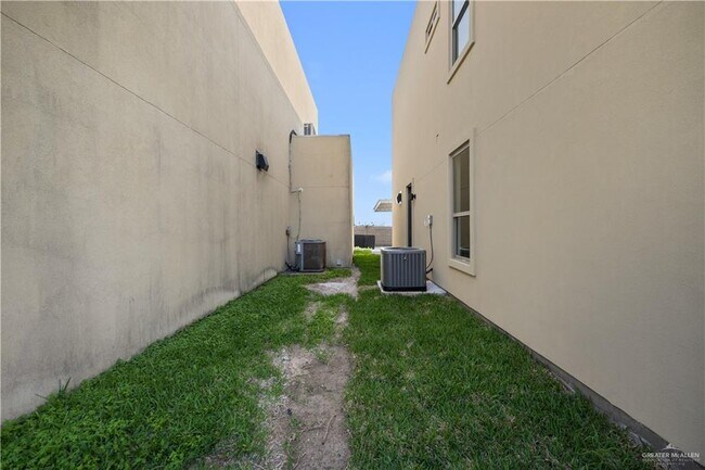 Building Photo - 1220 E Camellia Ave
