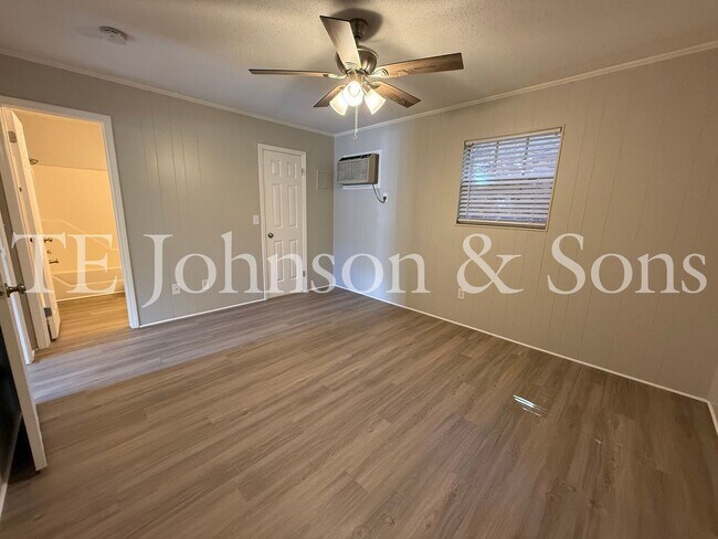 Building Photo - Cozy 1-Bedroom with Water Included