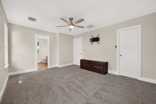 Building Photo - 18174 Woodsdale Ct