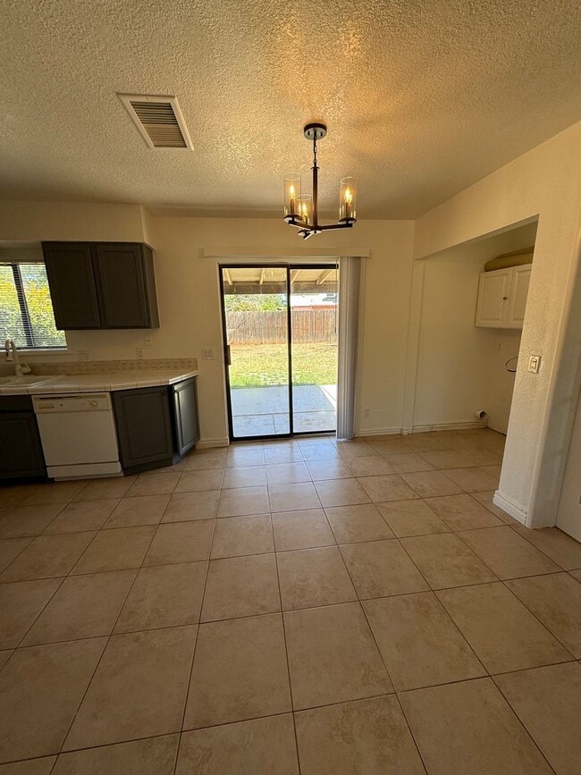 Building Photo - 4 bedroom 2 bath-contact Property Pros for more information