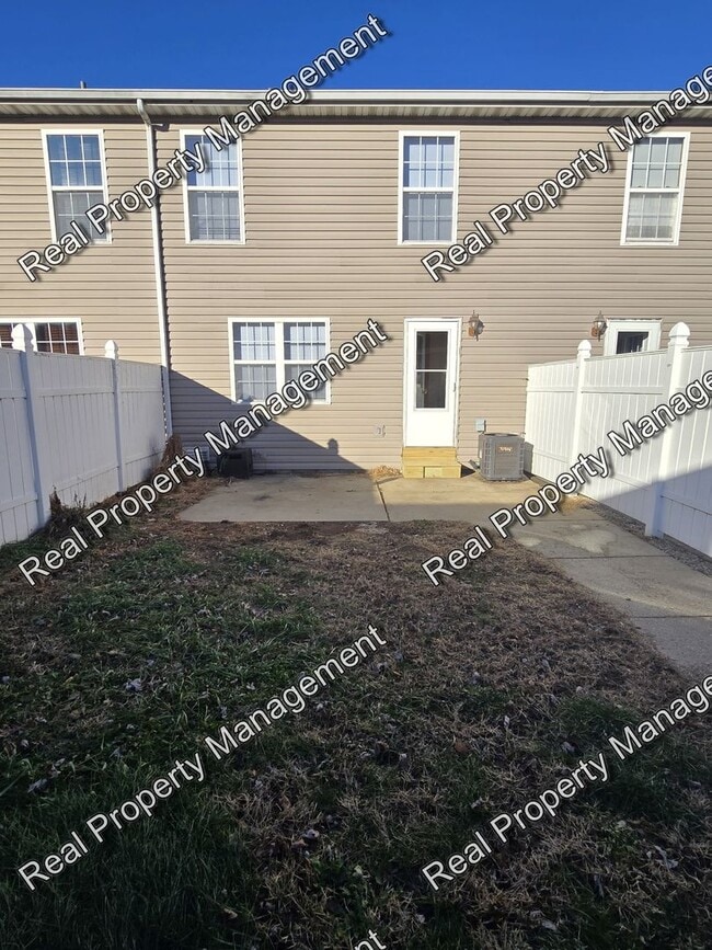 Building Photo - Updated 3 Bedroom Townhome