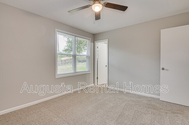 Building Photo - 208 Foxdale Dr
