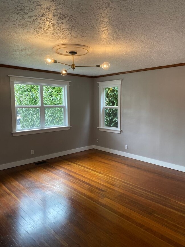 Building Photo - Charming 1926 Vintage 2 Bedroom 1 Bathroom...