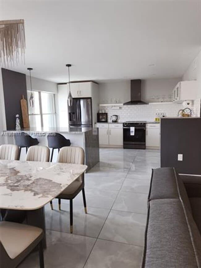 Building Photo - 1075 92nd St