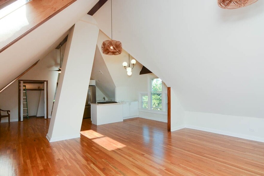 Building Photo - 1111 W Roscoe St