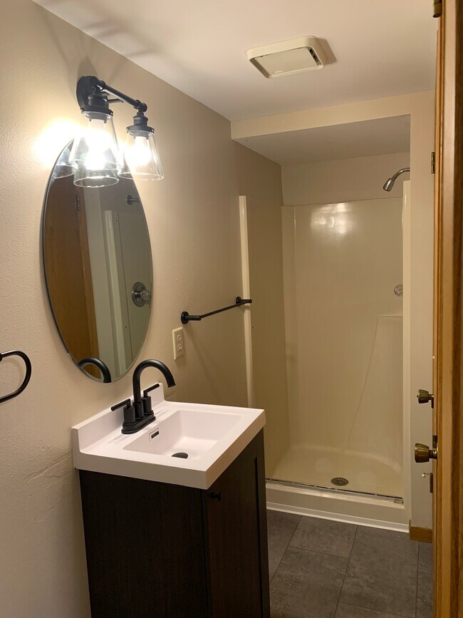 Upper Bath - 317 River St