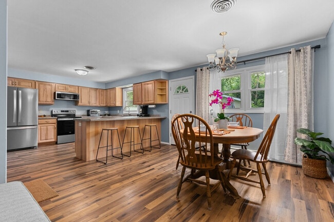 Building Photo - 733 W 4th St