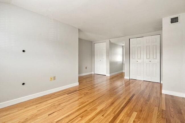 Building Photo - 442 Main St