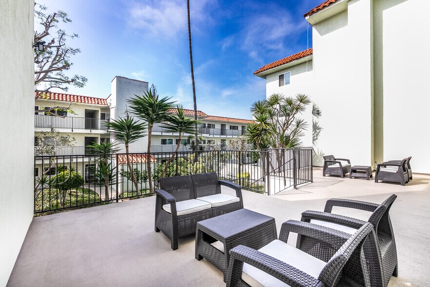 Outdoor seating area - 1720 Ardmore Ave