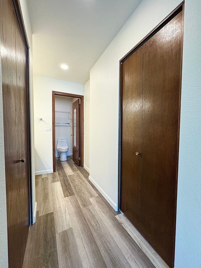 Building Photo - Beautifully Upstairs Condo at Ridgecrest Condominiums!! HOA Pool/Jacuzzi