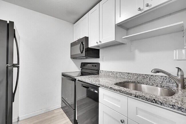 Building Photo - $1,375.00  - 2 Bedrooms, 1 Bathroom, Condo in Denver with Cozy Carpet!