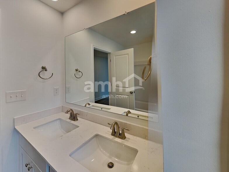 Building Photo - 9166 Henley Ave