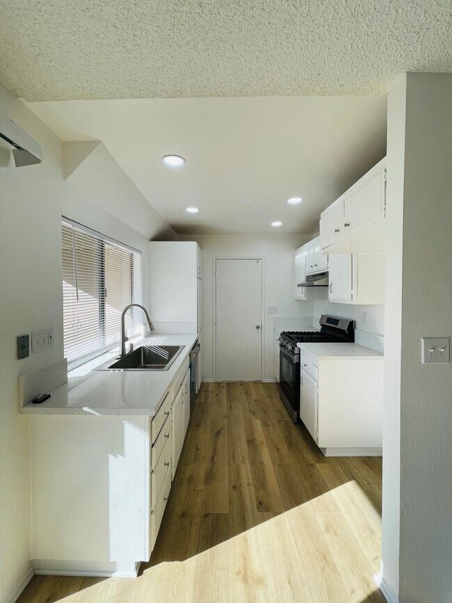 Building Photo - Renovated 3-bedroom townhouse in Todd Ranch with garage and spacious yard
