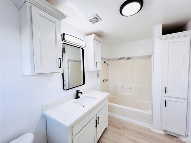 Building Photo - 15 Tierra Linda Cir W
