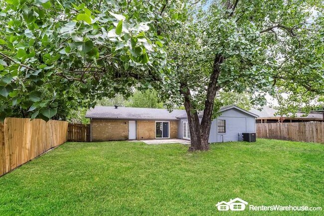 Building Photo - Newly renovated spacious 4 bed/2 bath, wit...