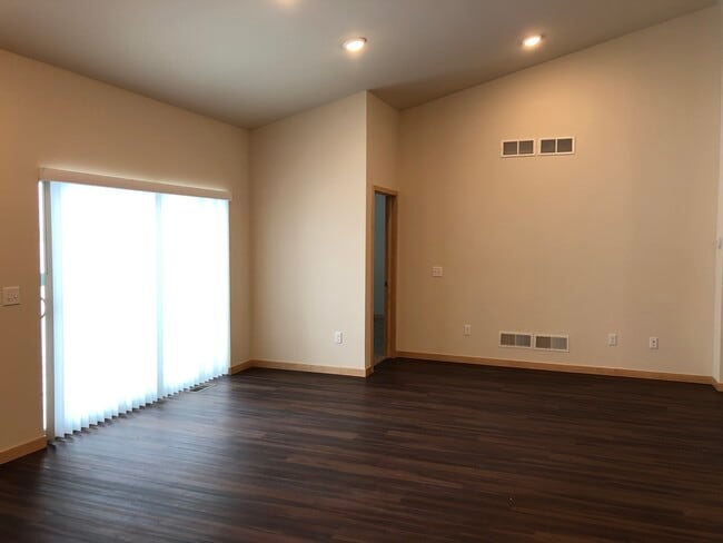 Building Photo - 1902 Tyrol Ter