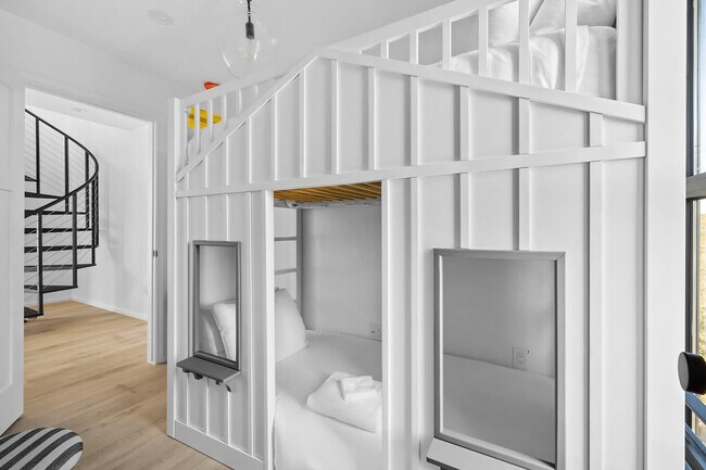 Building Photo - 2701 Bumble Bee Dr