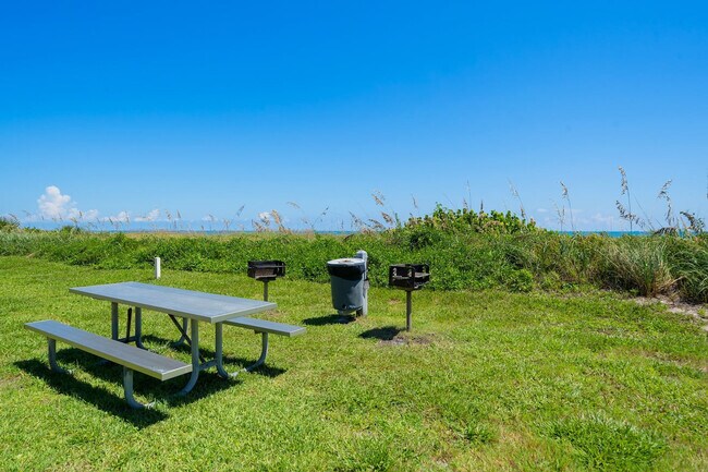 Building Photo - 10 Sunflower St