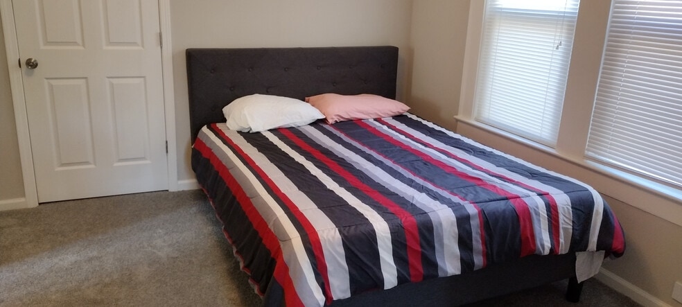 Building Photo - Room in House on Formosa Ave