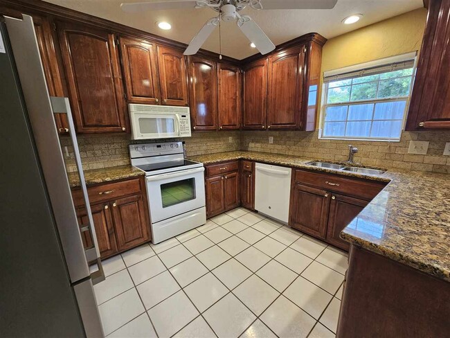 Building Photo - 6605 NW Willow Tree Cir