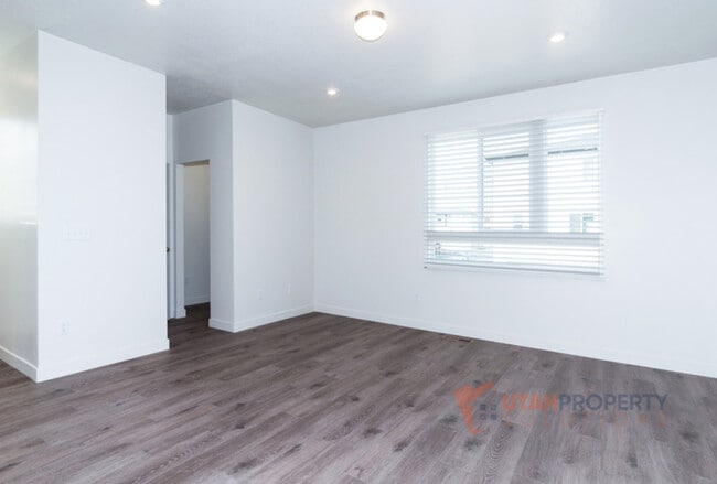 Building Photo - 1057 W 400 S