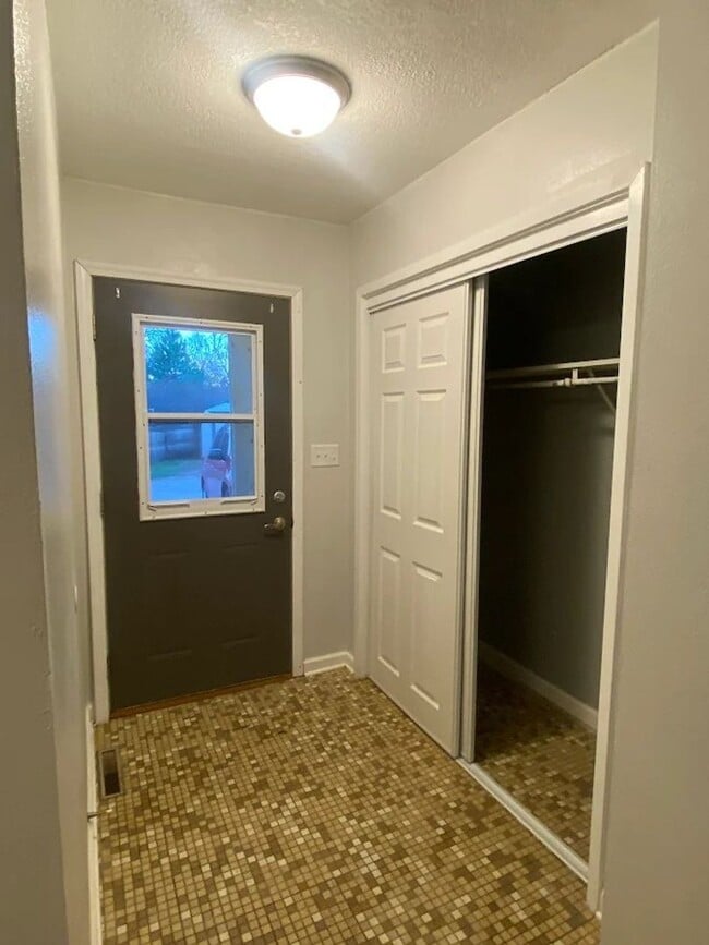 Building Photo - ~ FALL FEELS (And DEALS!) ~ 2 Bedroom, 1 b...