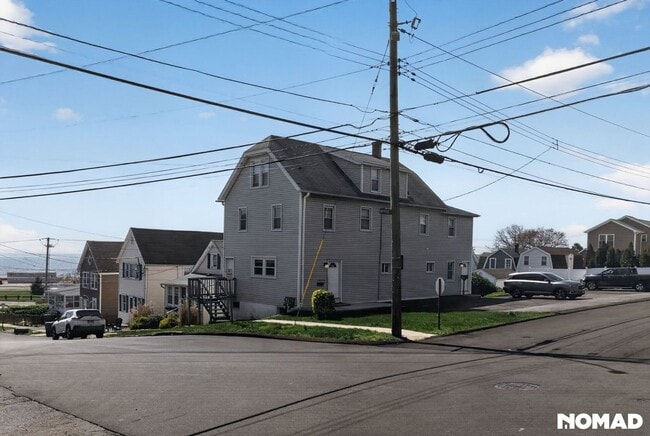 Building Photo - Charming 2BR Duplex in West Haven