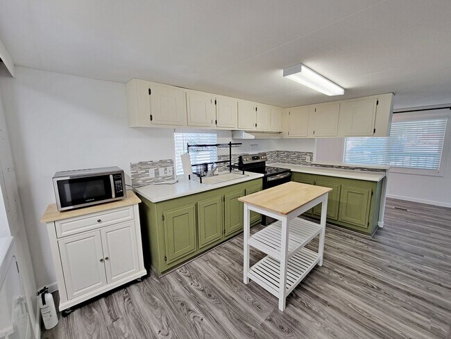 Building Photo - 3 Bedroom 2 Bath in Munds Park with AC!