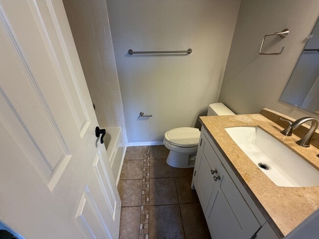 Building Photo - Great 2 bedroom fully renovated townhouse