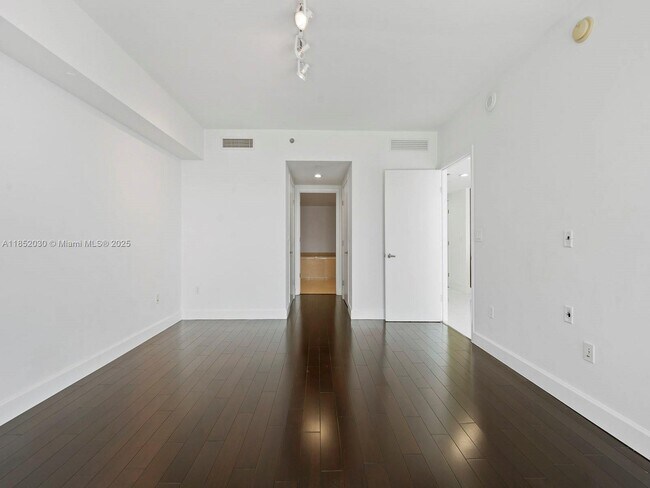 Building Photo - 495 Brickell Ave