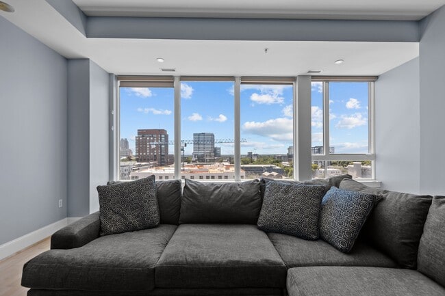 Building Photo - 400 W North St