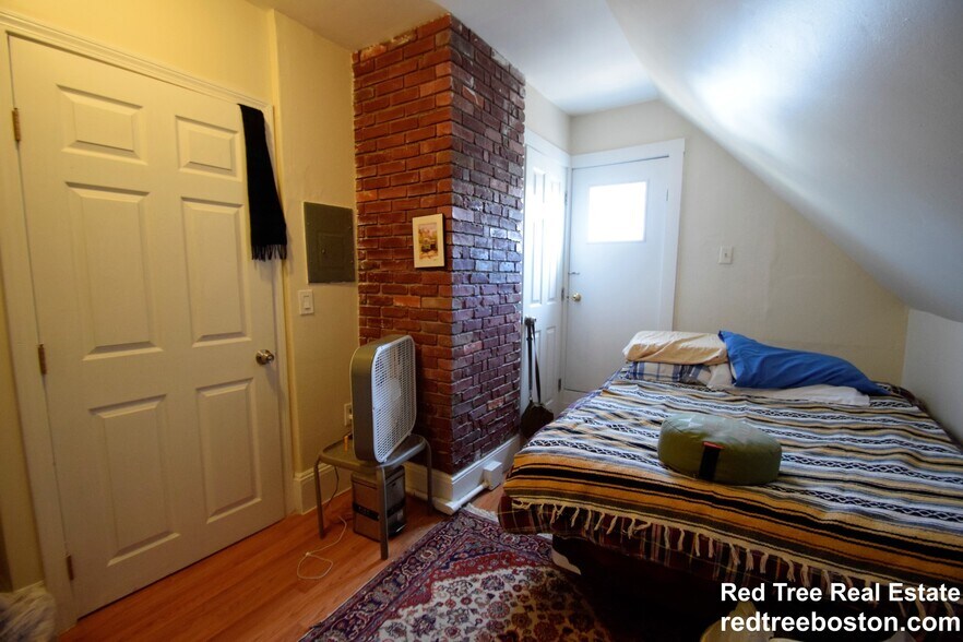 Building Photo - 25 Oak Square Ave