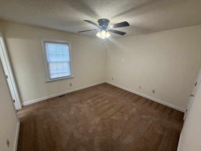 Building Photo - 105 Apache Dr