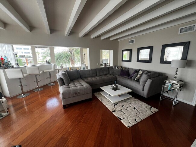 Building Photo - 904 NE 20th Ave