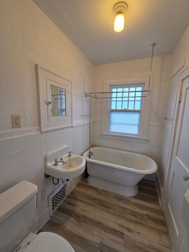 Building Photo - 2216 Merner Ave