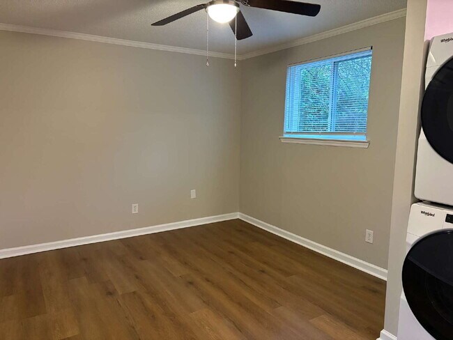 Building Photo - 105 P' Poole Ave #101: Red Bank 1Bed/1Bath Apartment w/ Laundry Units, Central AC, and Granite Co...