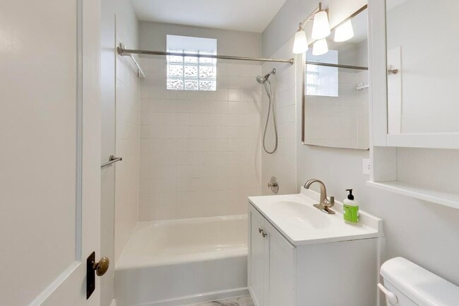 Building Photo - 2114 W Byron St