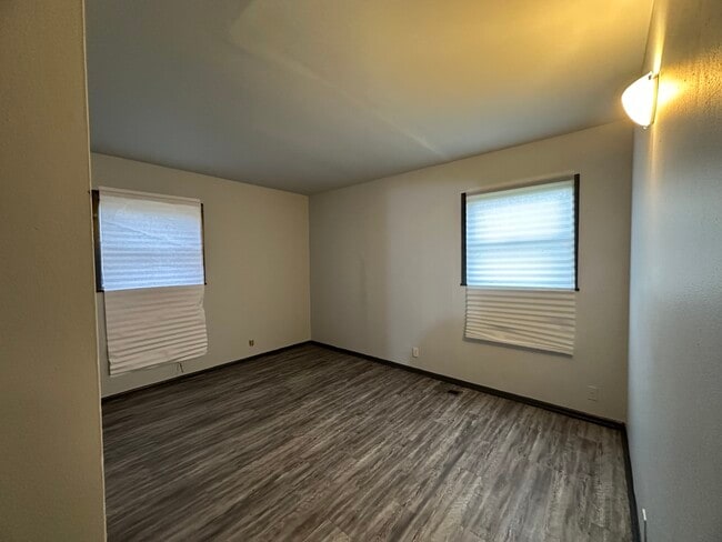 Building Photo - 802 Knollcrest Dr