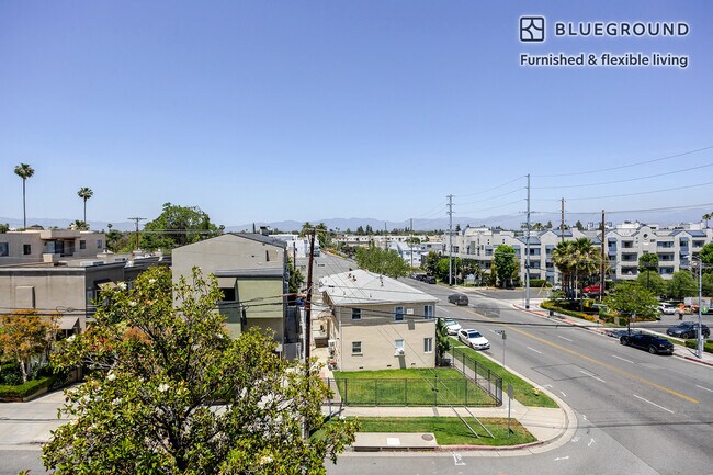 Building Photo - 14900 Moorpark St