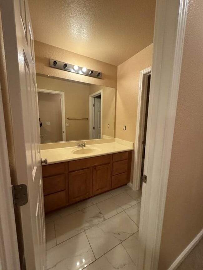 Building Photo - Beautiful 4 Bedroom Home with Solar – North Natomas