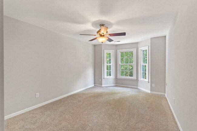Building Photo - 5BR/3BA with Fresh Paint and New Carpet in...