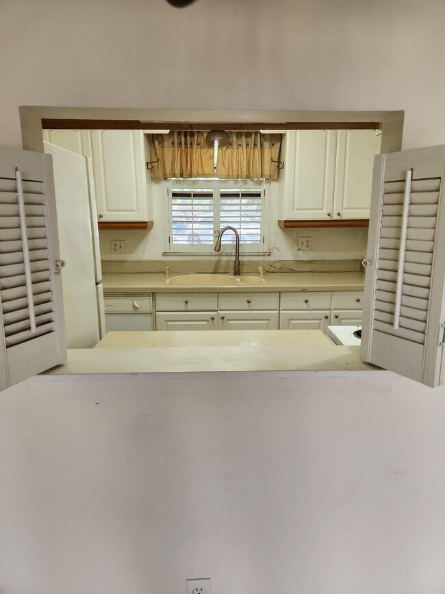 Building Photo - 2050 Oleander Blvd