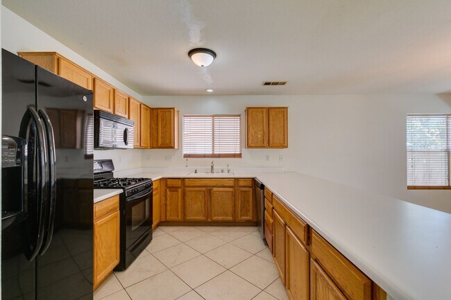 Building Photo - Spacious 4 Bedroom 2.5 Bathroom Home with Covered Patio & Large Backyard