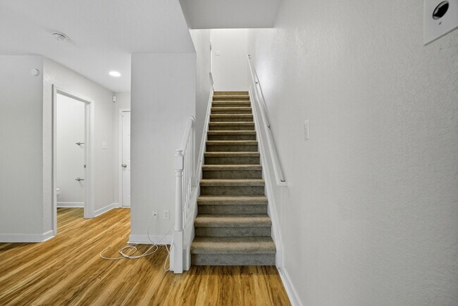 Building Photo - 230 Paradise Dr